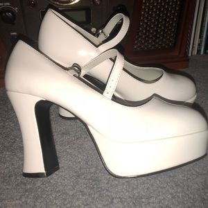 vintage 70’s inspired heels! white patent leather